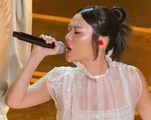 Ca sĩ hát 'Golden' trên sân khấu Oscar diện thiết kế của Đỗ Long