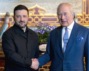 Ông Zelensky tặng Vua Charles chiếc iPad hiển thị tình hình chiến trường và không phận Ukraine