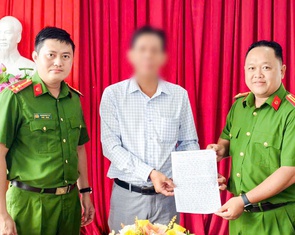 Công an hỗ trợ người dân ở Cần Thơ nhận lại gần 1 tỉ đồng chuyển khoản nhầm
