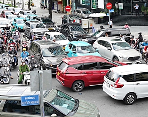 Giảm kẹt xe: Cần tăng diện tích đất giao thông và nâng cao ý thức