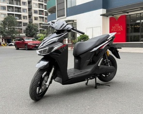 Cận cảnh xe máy điện đổi pin VinFast Viper ngoài đời thực: Giá từ 40 triệu, chạy tới 156km/đổi 2 pin