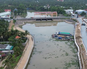 Triều cường kết hợp gió chướng, mặn trên sông Tiền tăng nhanh