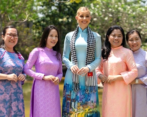 Đến Việt Nam, thấy áo dài khắp nơi