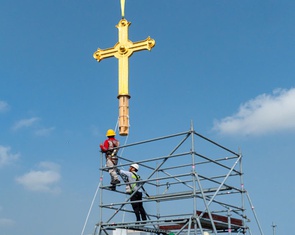 Khoảnh khắc hai thánh giá mạ vàng trở lại đỉnh nhà thờ Đức Bà Sài Gòn