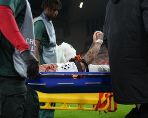 Tiền đạo Galatasaray nhập viện khẩn cấp trong trận gặp Liverpool