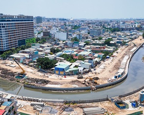 Dọc dự án rạch Xuyên Tâm: Nơi đang thi công nhộn nhịp, nơi um tùm cây cỏ