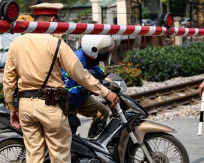 Phạt 193 tài xế vi phạm tại đường ngang đường sắt, có người mắc kẹt vì cố lách rào chắn