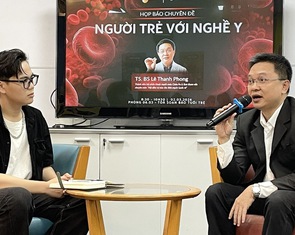 Học tại báo Tuổi Trẻ, sinh viên Văn Lang 'chạm nghề' qua buổi phỏng vấn bác sĩ Lê Thanh Phong