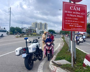 111 xe máy băng ngang đường sắt sai quy định trên đường Phạm Văn Đồng bị ghi hình 'phạt nguội'