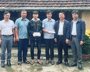 Hai cha con cứu 3 người trên sông Gianh được hỗ trợ hơn 500 triệu đồng để sửa nhà