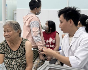 Sau Tết, người dân tiêm vắc xin phòng bệnh dại tại Viện Pasteur TP.HCM tăng 4-5 lần