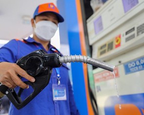 Chính phủ ra nghị quyết: Giá cơ sở xăng dầu tăng 15% mới được tăng giá ngay