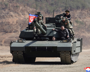 Ông Kim Jong Un và con gái ngồi xe tăng 'không có đối thủ trên thế giới'