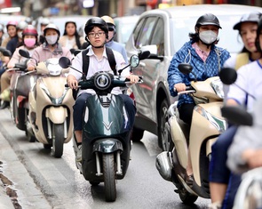 Giá xăng và những thay đổi 'chiến lược' của người trẻ