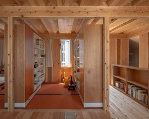 Ngôi nhà có những vách ngăn di động và căn phòng xây trên cột