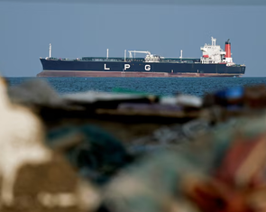 Giá dầu hạ nhiệt sau khi Mỹ tính dỡ bỏ trừng phạt 140 triệu thùng dầu thô Iran