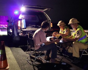 Đêm trắng của cảnh sát trên cao tốc 460km: Ngăn tài xế dừng sai, ngủ trên làn khẩn cấp