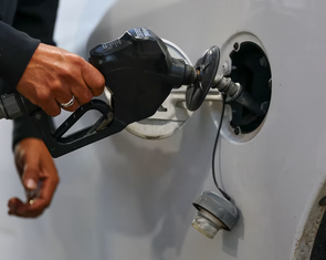 Giá dầu lên 112 USD/thùng, Mỹ tung loạt biện pháp hạ nhiệt