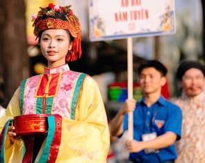 Hơn 1.000 bạn trẻ diện Việt phục diễu hành giữa trung tâm TP.HCM