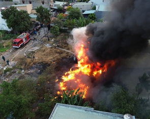 Cháy lớn khu đất trống ở phường Linh Xuân, ngọn lửa uy hiếp khu dân cư