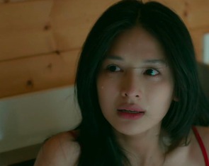 Đồng hồ đếm ngược bị phản ứng vì có cảnh nhạy cảm trong giờ vàng