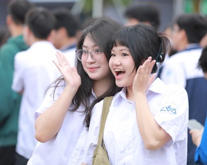 Tư vấn 1-1 'nóng' ở Hải Phòng: Học sinh chen kín hỏi chọn ngành, chọn trường