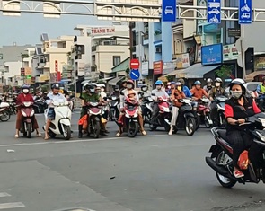 Chờ đèn đỏ 30 giây mà cứ nhích lên, bóp kèn inh ỏi, sao khó kiên nhẫn vậy?