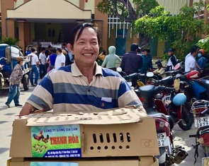 Người dân vùng lũ Phú Yên vui khi nhận gà giống, được hướng dẫn cách chăm sóc