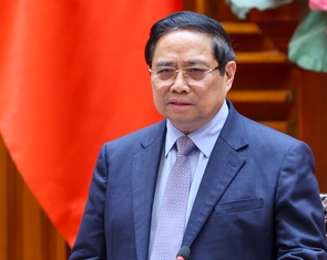 Thủ tướng: Thực hiện nghiêm chỉ đạo của Bộ Chính trị về đảm bảo nguồn cung xăng dầu, giá ổn định