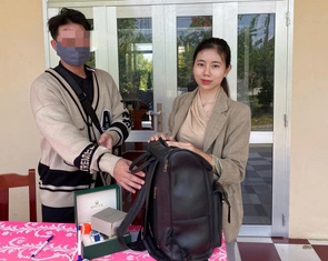 Nhặt được ba lô có đồng hồ Rolex, nhẫn và trang sức, mang đến công an nhờ tìm người đánh rơi