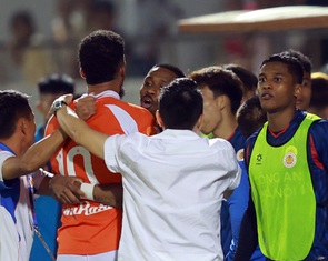 HLV Công An Hà Nội và SHB Đà Nẵng nói gì sau tình huống căng thẳng ngoài sân?