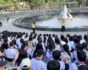 Học sinh rơi nước mắt tại tượng đài Giọt nước trong tiết học liên môn