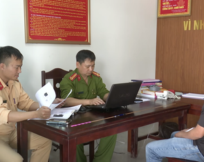 Phạt người đỗ ô tô chiếm đường, nhờ đánh xe đi nhưng ngồi bấm điện thoại