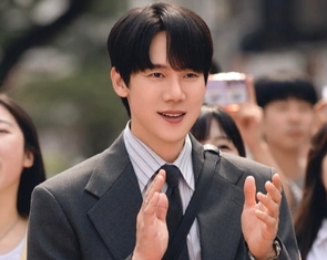 Khi Yoo Yeon Seok thành luật sư nhìn thấy ma trong Phantom Lawyer