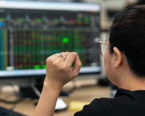 Lãi suất tăng cao, dòng tiền có còn chọn cổ phiếu ngân hàng?