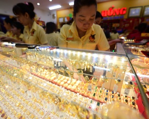 Giá vàng thế giới giảm mạnh nhưng SJC vẫn cao hơn 30 triệu đồng/lượng