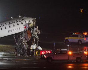 Máy bay va chạm xe cứu hỏa ở sân bay New York, 2 người chết, nhiều người bị thương