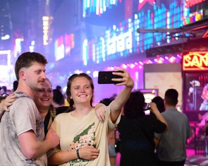 Muốn kiếm bộn tiền từ kinh tế đêm, TP.HCM cần bán gì cho khách sau 18h?