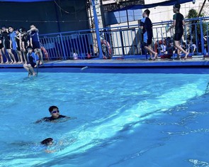 Phụ huynh bức xúc với phí cấp chứng nhận học bơi, trường nói gì?