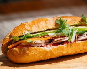 Nghi ngộ độc sau khi ăn bánh mì, 17 người nhập viện ở Quảng Ngãi