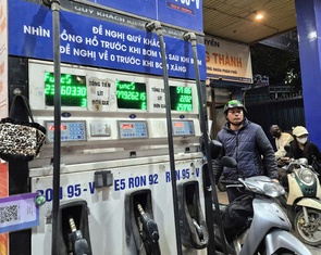 Bộ Công Thương công bố: Giá xăng RON95 giảm gần 4.000 đồng/lít, dầu hỏa 4.100 đồng/lít
