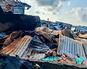 Cháy dãy nhà ven sông Cà Mau, 13 căn nhà bị thiêu rụi