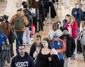 Tại nhiều sân bay Mỹ khách xếp hàng đến 6 tiếng, lực lượng ICE xuất hiện khắp nơi