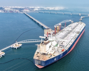 Giá dầu giảm mạnh, cú sốc nguồn cung vẫn còn đó