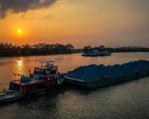 Ngày đêm trên sông, theo sà lan chở đá về vành đai 3 TP.HCM trong 'cơn sốt'