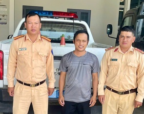 CSGT dẫn đường cho thanh niên chở mẹ bị xuất huyết não đi cấp cứu, người mẹ được cứu