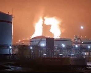 Trả đũa Matxcơva, Ukraine phóng kỷ lục gần 400 drone, lửa bốc cháy ở cảng lớn của Nga