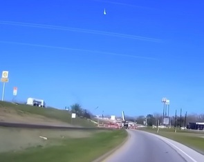 Thiên thạch lại phát nổ trên bầu trời Mỹ, mảnh vỡ xuyên thủng mái nhà