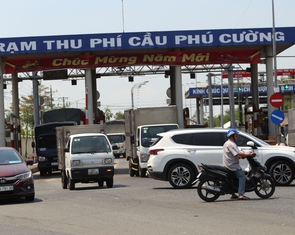 Bất chấp biển cấm, nhiều tài xế vẫn quay đầu, rẽ trái sai quy định tại trạm thu phí cầu Phú Cường