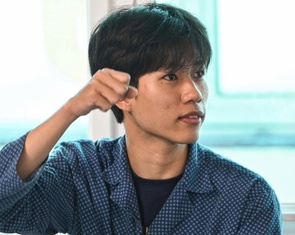 Giám đốc ĐH Bách khoa Hà Nội khen thưởng nam SV đập mái tôn cứu người trong đám cháy